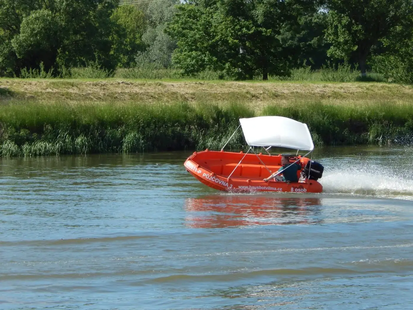 Motorový člun Whaly na Baťově kanálu