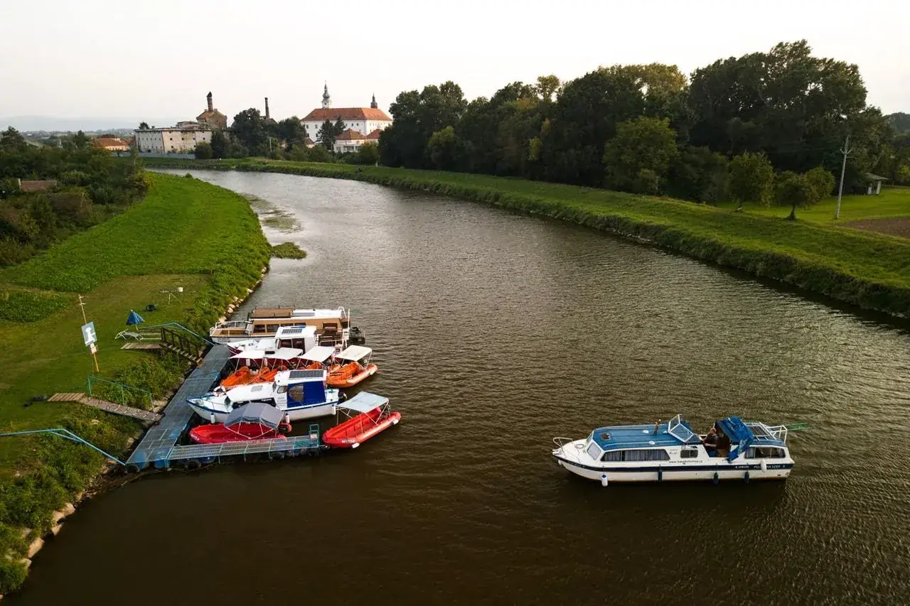 Přístaviště s hausbóty na Baťově kanálu v Uherském Ostrohu